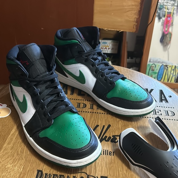 (Slightly worn) air Jordan 1s Pune green with red logo on side - Picture 3 of 5